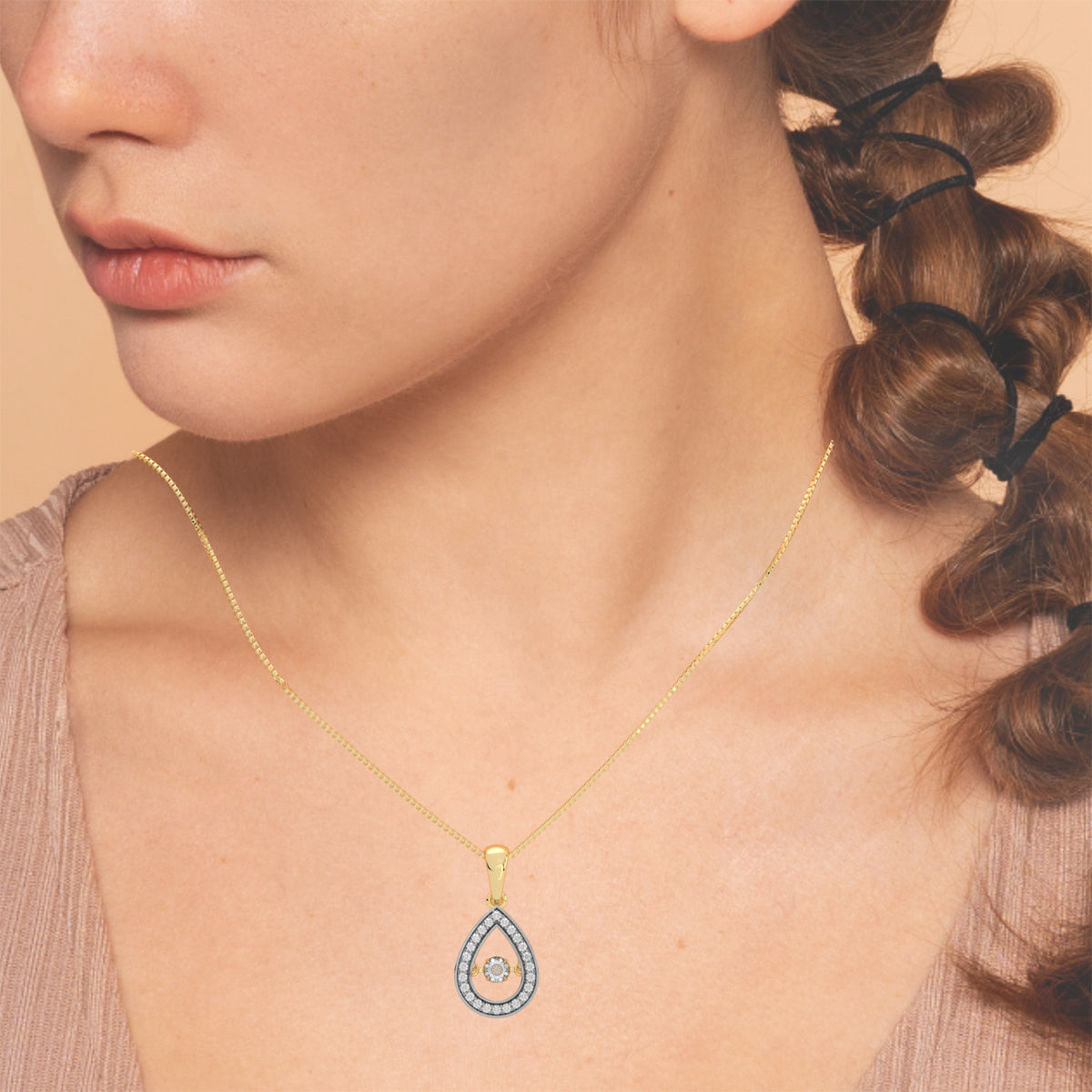 Kaarunaa and Dancing Diamond Pendant